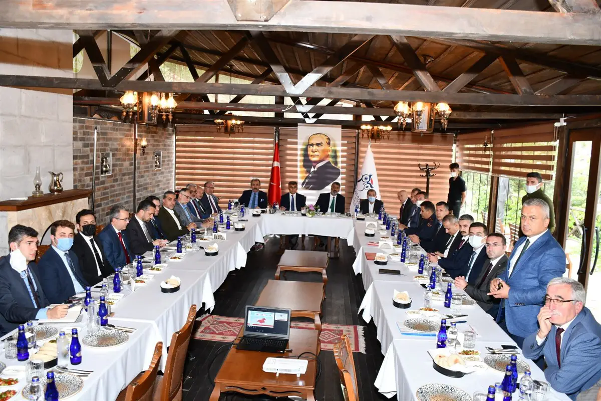 Üniversite Barınma ve Güvenlik Tedbirleri Toplantısı Vali Gürel başkanlığında gerçekleşti. Toplantıya MÜSİAD Karabük Başkanı ve TSO Meclis Başkanı Cengiz Ünal'da katılım sağladı