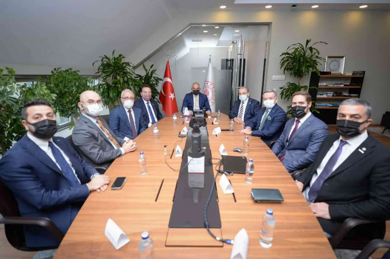 ÜNAL, BAKAN ERSOY’U ZİYARET EDEN HEYETTE YER ALDI.